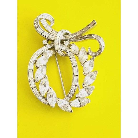 Crown Trifari Jewelry - 1940s CROWN TRIFARI Ribbon Bow Alfred Philippe Clear Rhinestone FUR CLIP Brooch